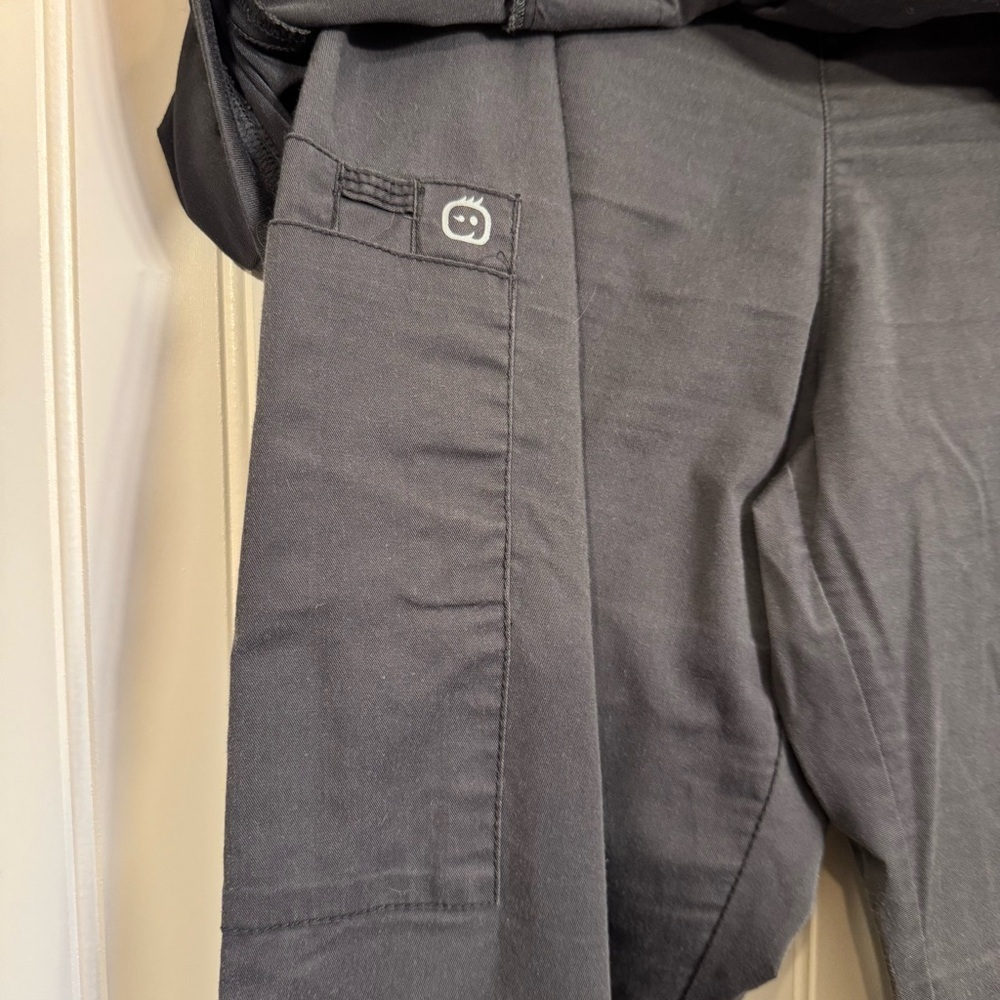 Wink Wonder Work Women’s Maternity Scrub Set in Pewter Size Small - Picture 5 of 16